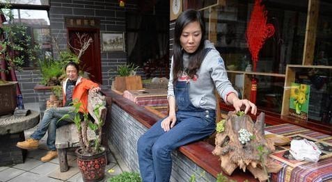 萌听小c姐|还记得6年前辞职去看世界的女教师吗？如今为生计，去讲脱口秀