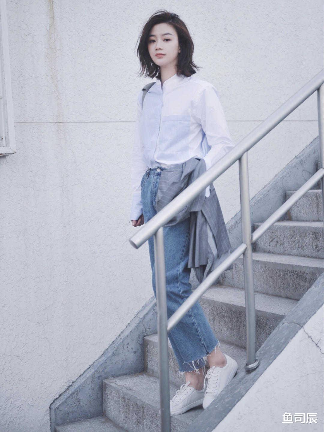 鱼司辰|西服不只是职业装，内搭T恤+印花半身裙，休闲又时髦，超好看