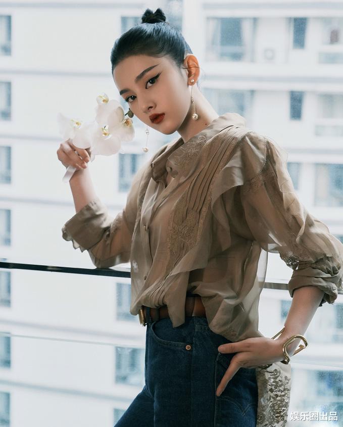 宋祖儿|22岁的宋祖儿出席活动真招摇，上衣薄如蝉翼，内搭衣服若隐若现