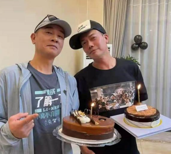 陈小春|陈小春谢天华海南庆生，张耀扬等明星到场，乘游艇吃大餐很惬意