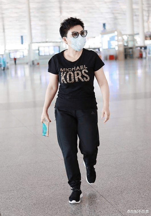 穿衣搭配|邓亚萍复盘混双后首现身,短发配墨镜有王者风范,不愧是乒乓女皇