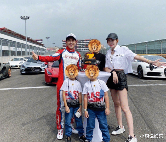 林志颖|林志颖为妻子庆生，一家五口仨儿子乖巧听话，夫妻坐敞篷车好拉风