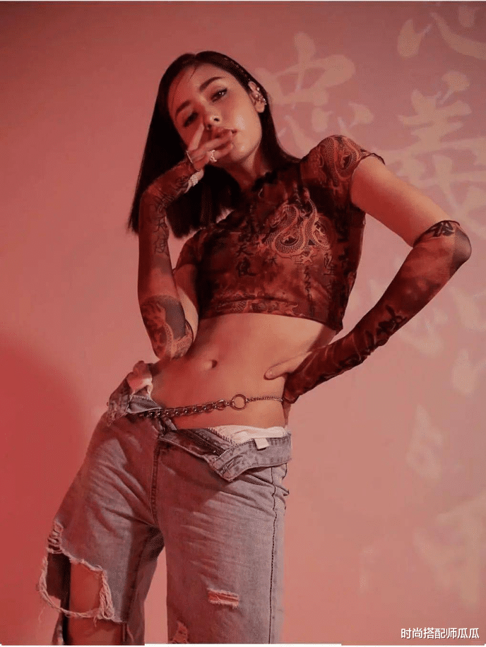 时尚搭配师瓜瓜|?初夏火了一种裤子叫“辣妹裤”，配T恤，衬衫气质又高级，回头率超高