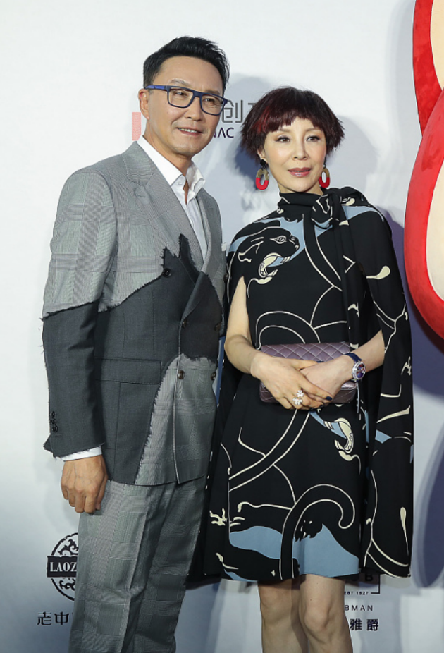 穿衣搭配 没想到吴刚妻子也这么美，穿黑衣配短发真优雅，看着也挺年轻的