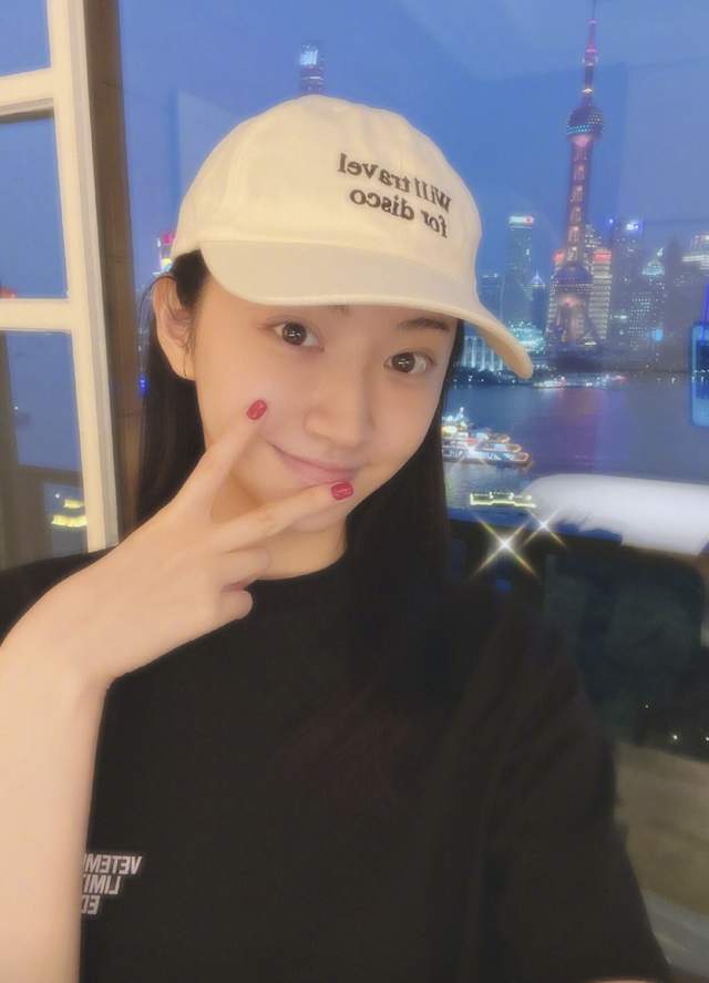 景甜|景甜素颜曝光认不出，怼脸自拍双眼皮疤痕明显，曾大方承认整容