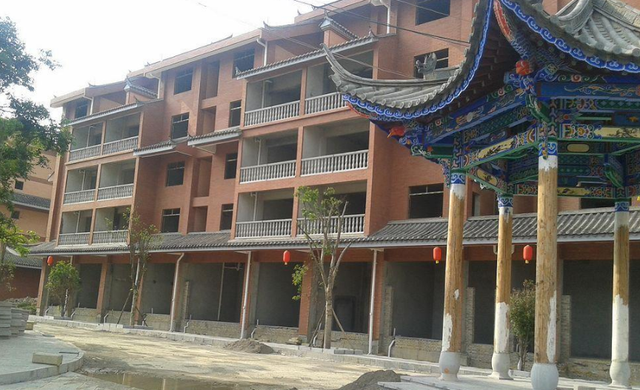 荷花 贵州一可惜的假古镇，投资32亿建设，风景不输镇远，今却破产倒闭