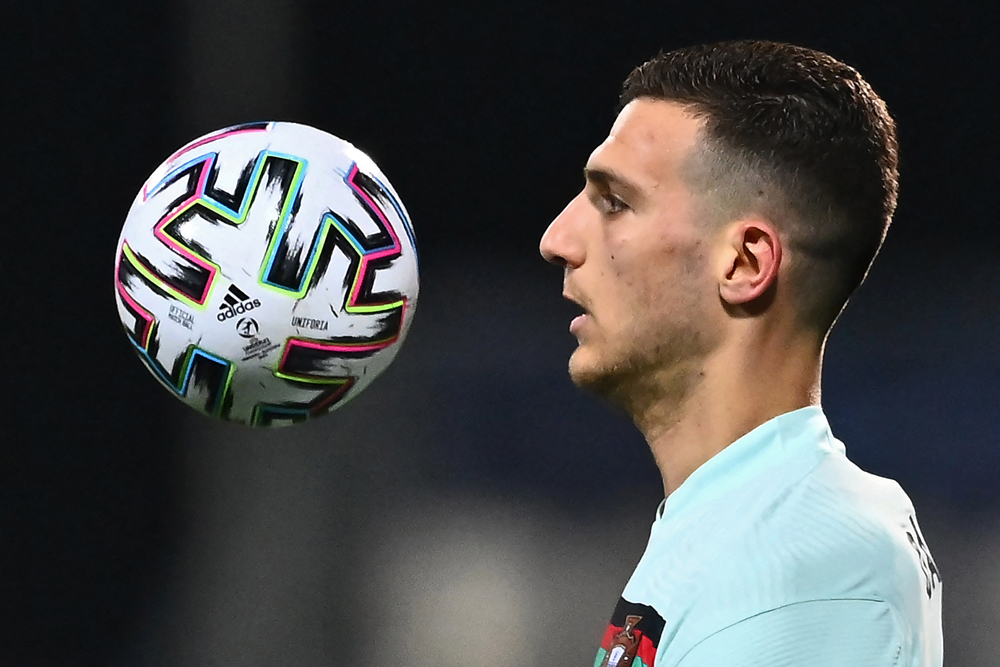 曼联|曼联收到米兰1200万报价买断天才！球员愿转会，曼联卖他恐无人用