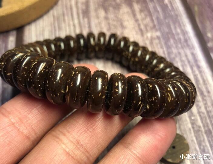 文玩|夏天不想盘串怎么办,这四种文玩,戴着就能快速变色