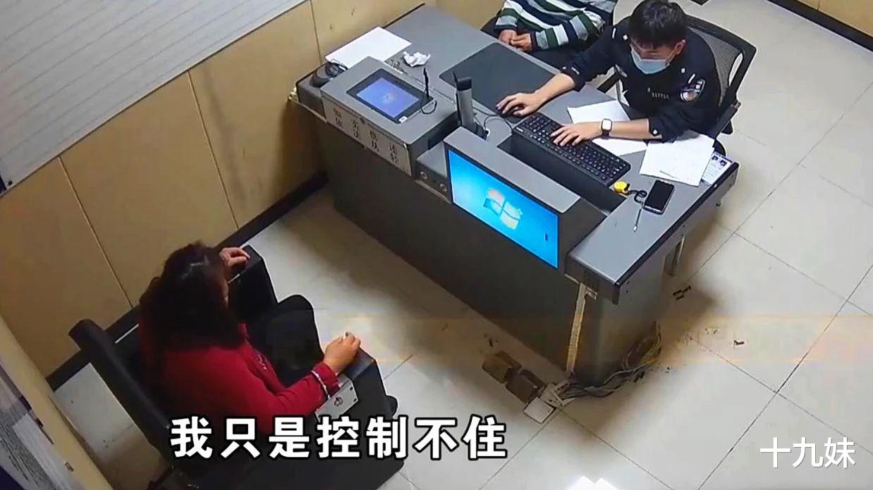 曾偷600斤白菜的大妈又作案了,十几个菜摊遭殃,被抓却说不后悔
