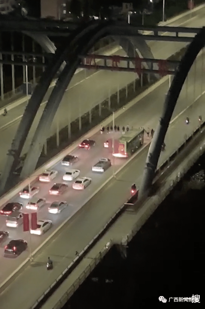 一搜 最新!南宁八尺江桥十几人并排“压马路”堵桥后续:多个单位及责任人被通报批评