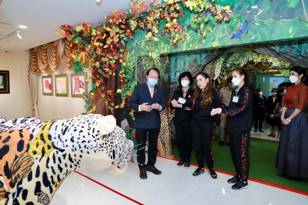 全球时尚风行 泰国血友病公主忍着病痛亮相!运动服遮住粗腰,医护人员形影不离