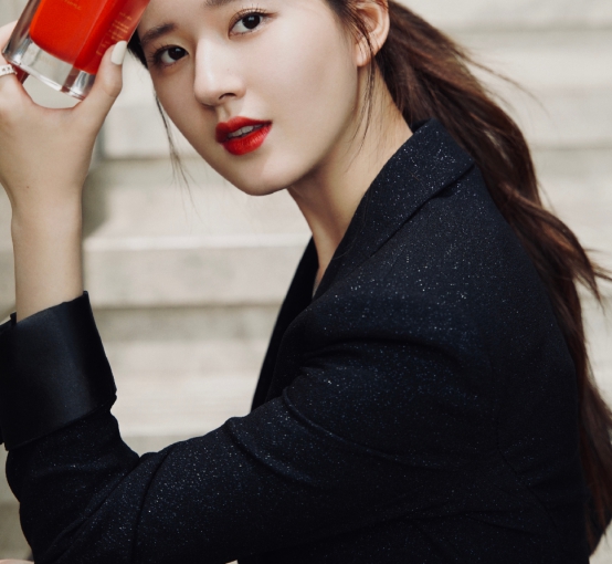 赵露思|赵露思太会穿了,西装短裤配黑色高跟鞋,诠释职场搭配新风尚