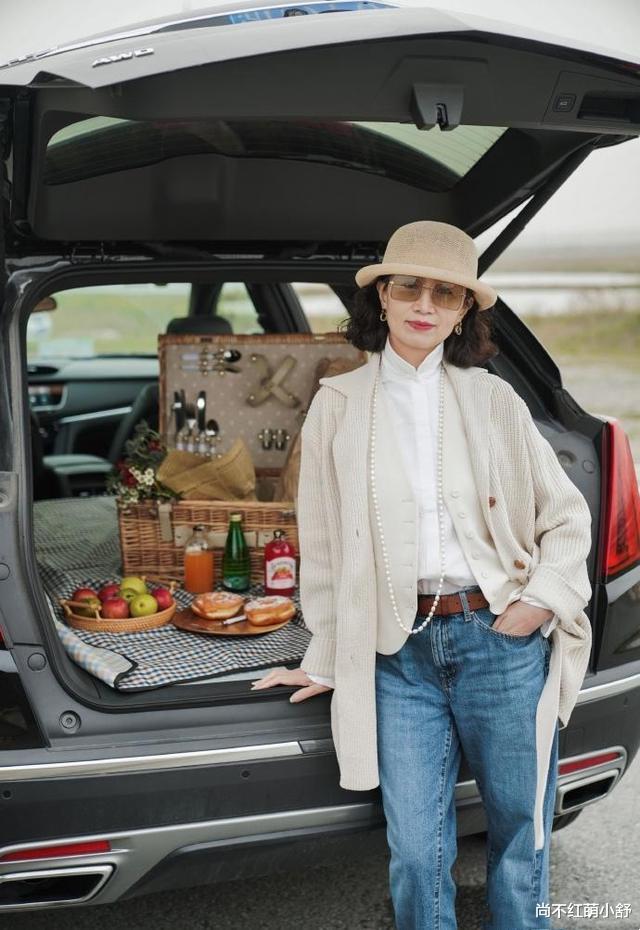 尚不红萌小舒 三木妈妈的冬装告诉我们：“奔60又如何，懂穿搭一样是时髦人”