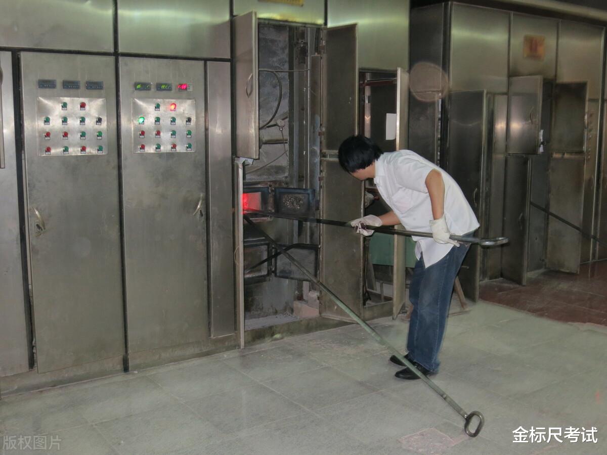 消逝的光芒2|殡仪馆长期招人，工资也比较高，但这些职业胆子小干不了！