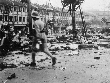 日军|1937年日军炮击下，上海无辜同胞横死街头，真实照片，慎重观看！
