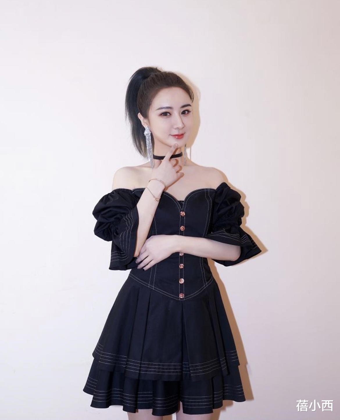 蓓小西|难怪薇娅带货那么厉害,私下穿搭也是个潮人,绿西装配白裤子真美