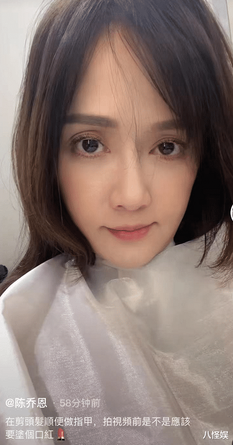 陈乔恩|陈乔恩患病康复后现身理发馆，眼睛凹陷明显瘦脱相，头上白发抢镜