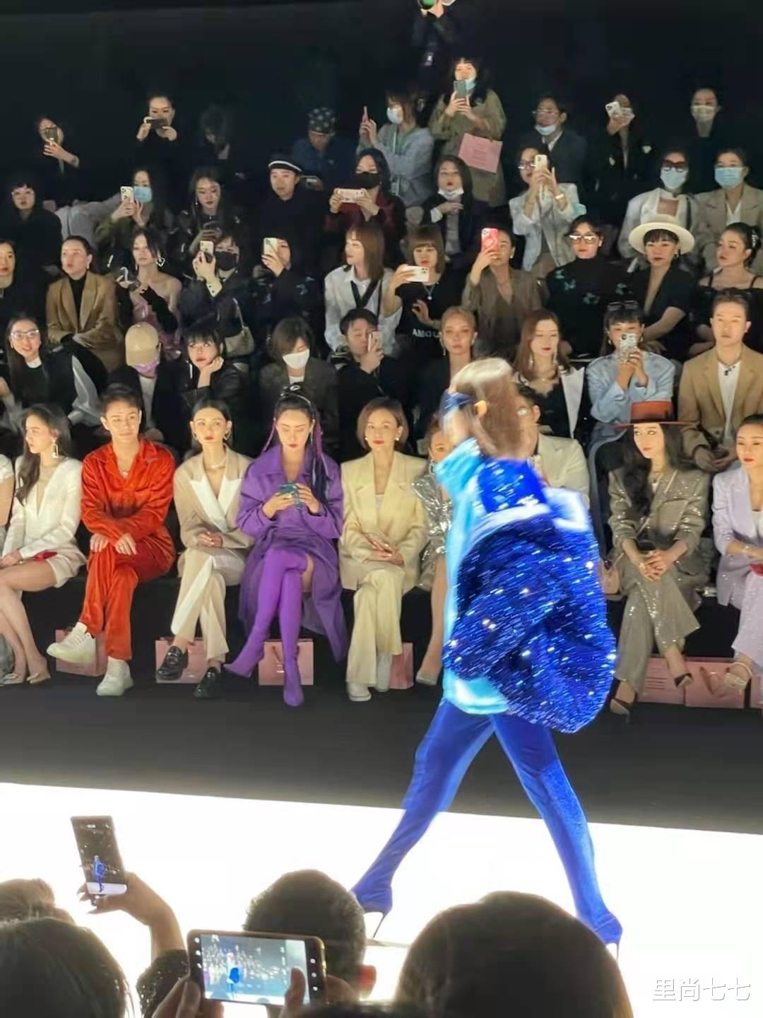 眼影|范冰冰现身好友时装秀，化夸张眼影博眼球，海藻长发太厚重