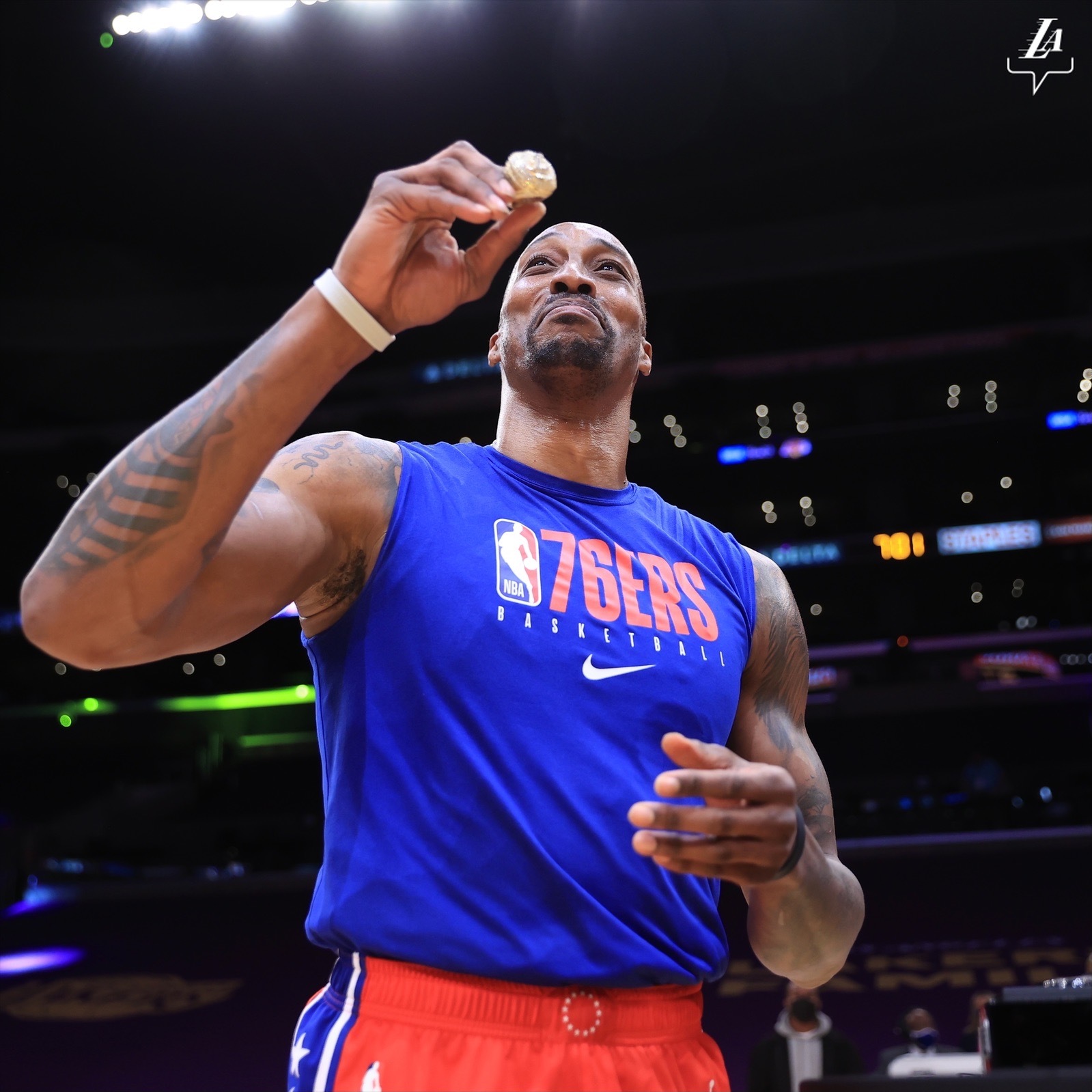 德懷特·霍華德|霍華德故意挑事惹怒哈雷爾，連吃兩T被驅逐離場，后者朝他揮手說再見