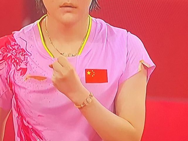 t恤|陈梦夺冠后士气大涨！穿“祥龙”T恤大展女将气场，戴球拍项链火爆时尚圈