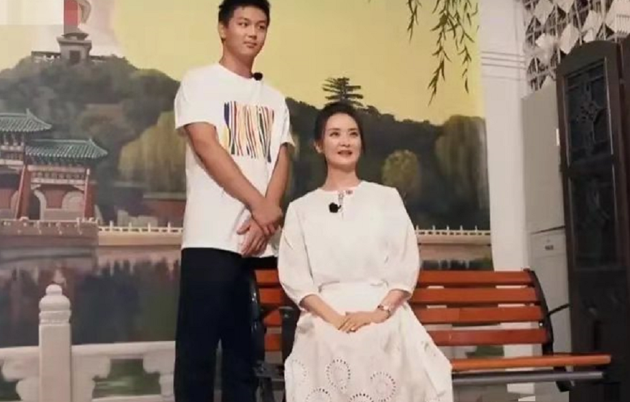 王艳|晴格格王艳穿搭太显嫩！扎高马尾跟儿子同框像姐弟，母子颜值超高