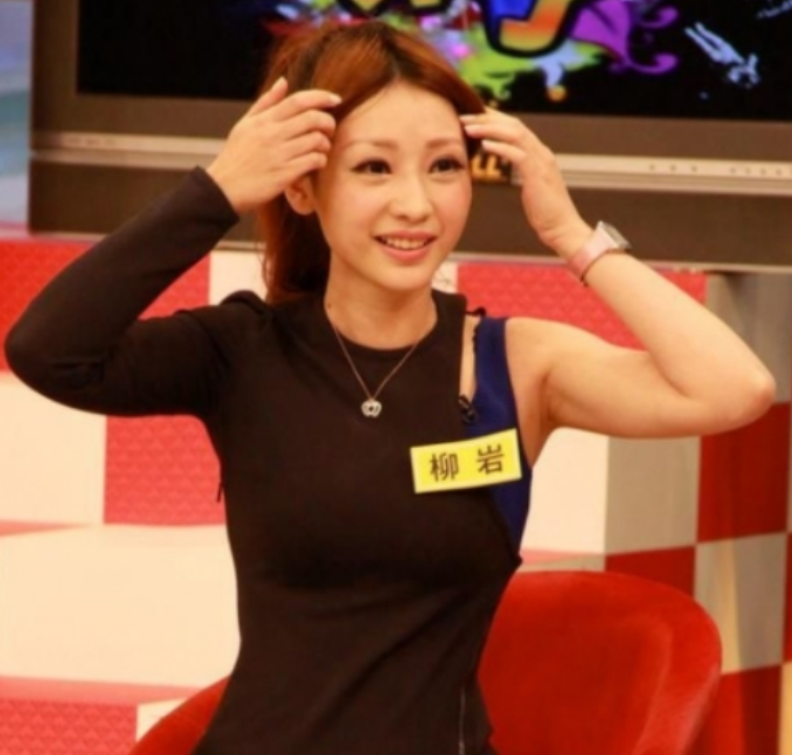 柳岩|女神柳岩：撑起家中一片天，如今41岁仍单身