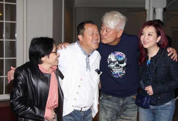 黄杏秀|71岁陈百祥，和妻子黄杏秀恩爱42载，无儿无女享受二人世界