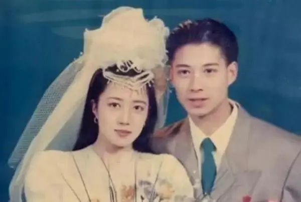 结婚照|网友组团晒父母结婚照，在那个没有滤镜的年代，爹妈颜值堪比明星
