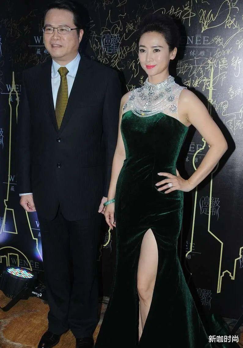 新咖时尚|穿墨绿丝绒旗袍的翁虹，身材气质一把抓，美成“古典女神”！