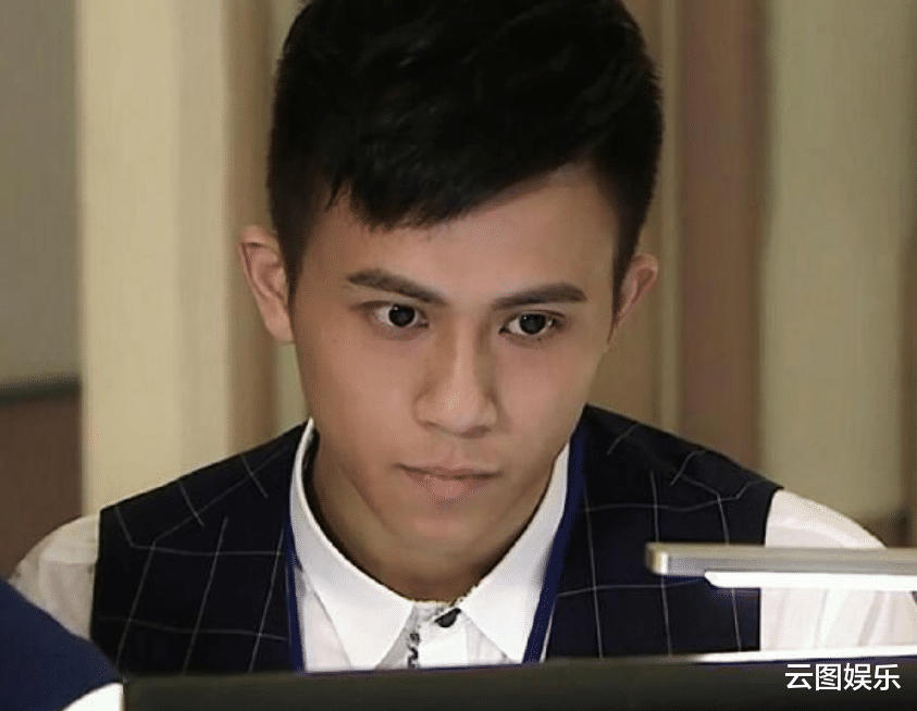 杨幂|恭喜！28岁知名童星结婚，纹身师女友白发红唇，配中式礼服太前卫