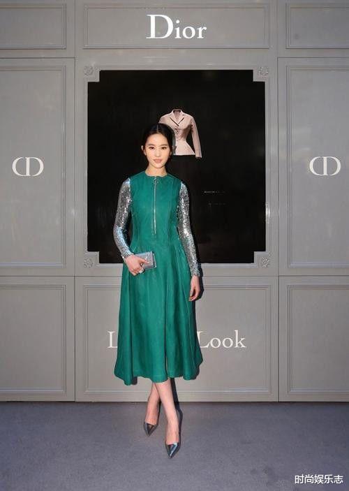 刘亦菲|刘亦菲这身穿搭应该是最大胆的一次，露肩、深V、包臀风格全上