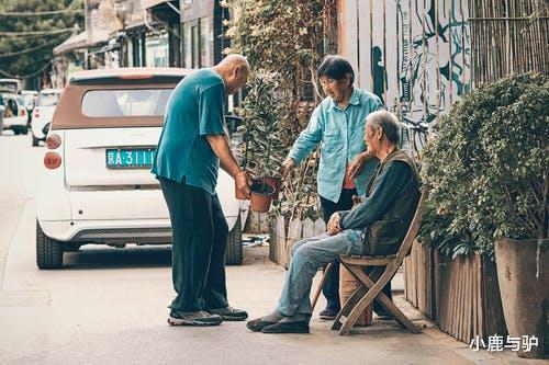 小鹿与驴 65岁大爷讲述:每个月退休金5000,却拿不出2块钱给孙子买棒棒糖