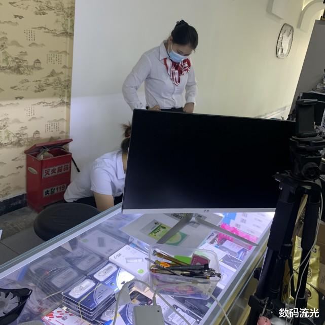 银行|银行工作人员来修电脑，我拆开电脑后，这“景象”真是惊到我了！