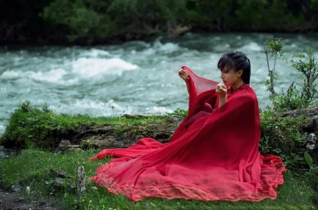 李子柒|李子柒“仙气”崩塌？我却才看懂了这个女孩的可怕