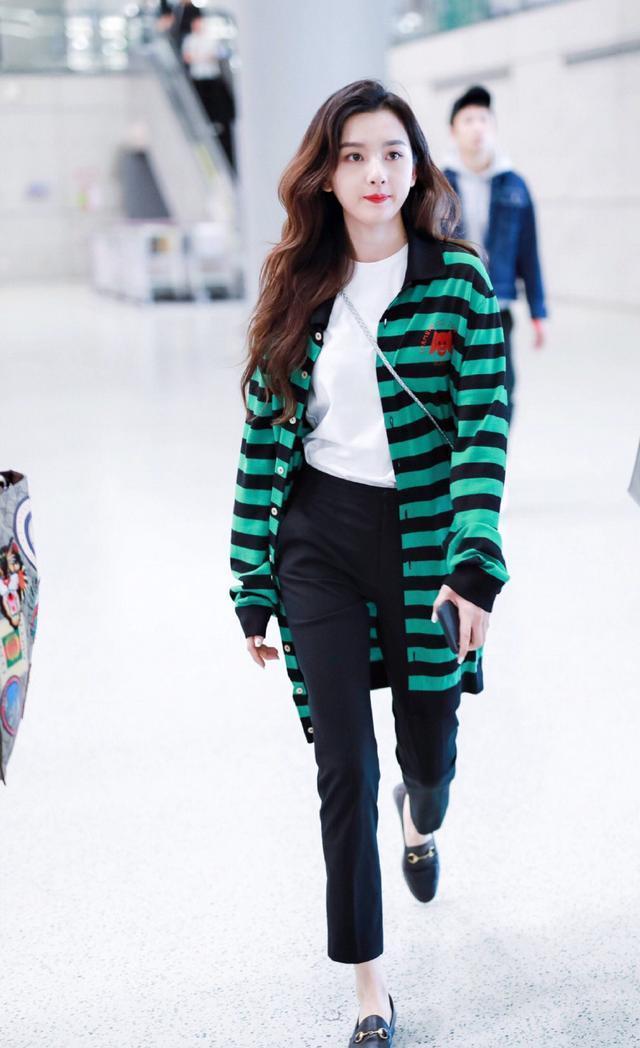 宋祖儿|有种“发育过猛”叫宋祖儿，深V礼服大秀事业线，网友：火辣身材