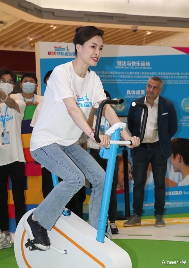 Ainee小屋|吴敏霞和老公穿情侣装，T恤搭配牛仔裤清新减龄，穿搭随性不随意