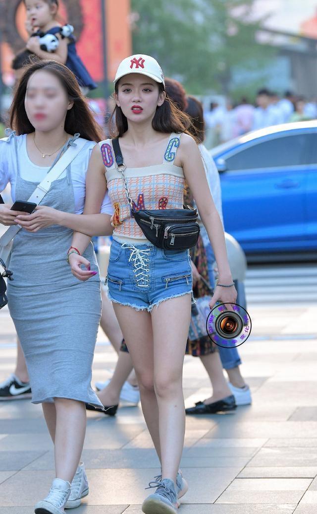 穿衣搭配|打底裤穿出前卫时尚感，打造简约脱俗气息，好看不土气