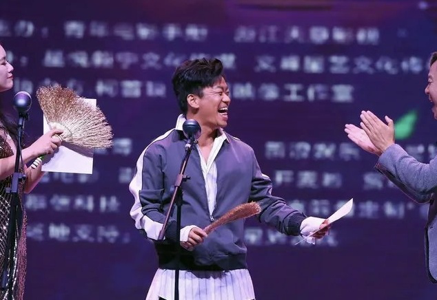 王宝强|王宝强现身私人聚会，桌上豪饮千元酒，在场美女看到镜头忙挡脸