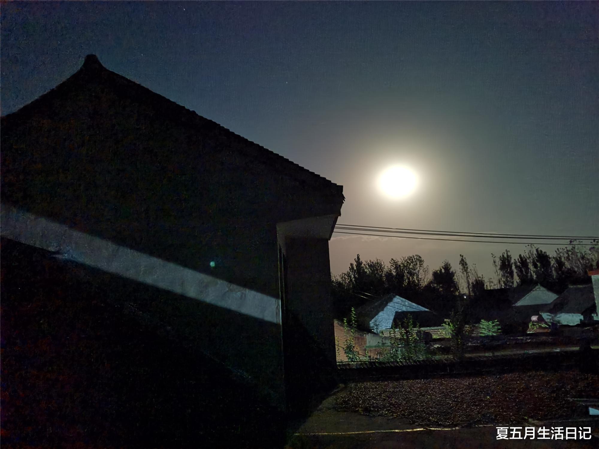 月亮 好多年没在家过中秋节了，记得十二年前，我在月下许了很多愿望