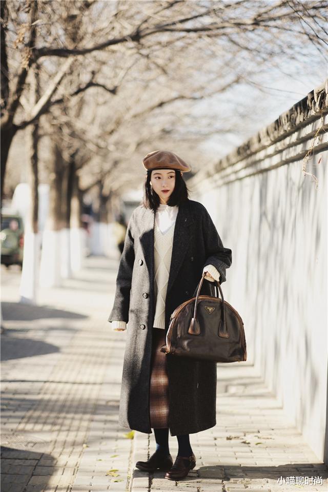小喵聊时尚 秋冬穿大衣时,尽量少配打底裤!看看这几种搭配,时髦保暖更高级