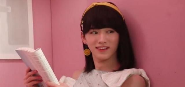 宋亚轩|宋亚轩女装耳坠口红齐上阵，问粉丝：我漂亮吗？