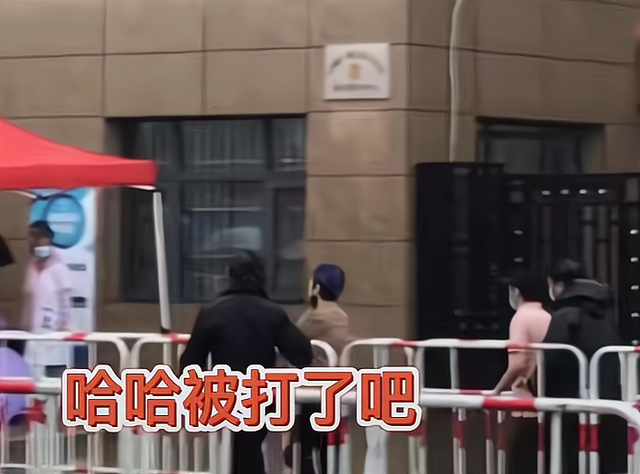 |网友“彬彬有礼”晒旁听证,二审现场成过街老鼠,被人追赶