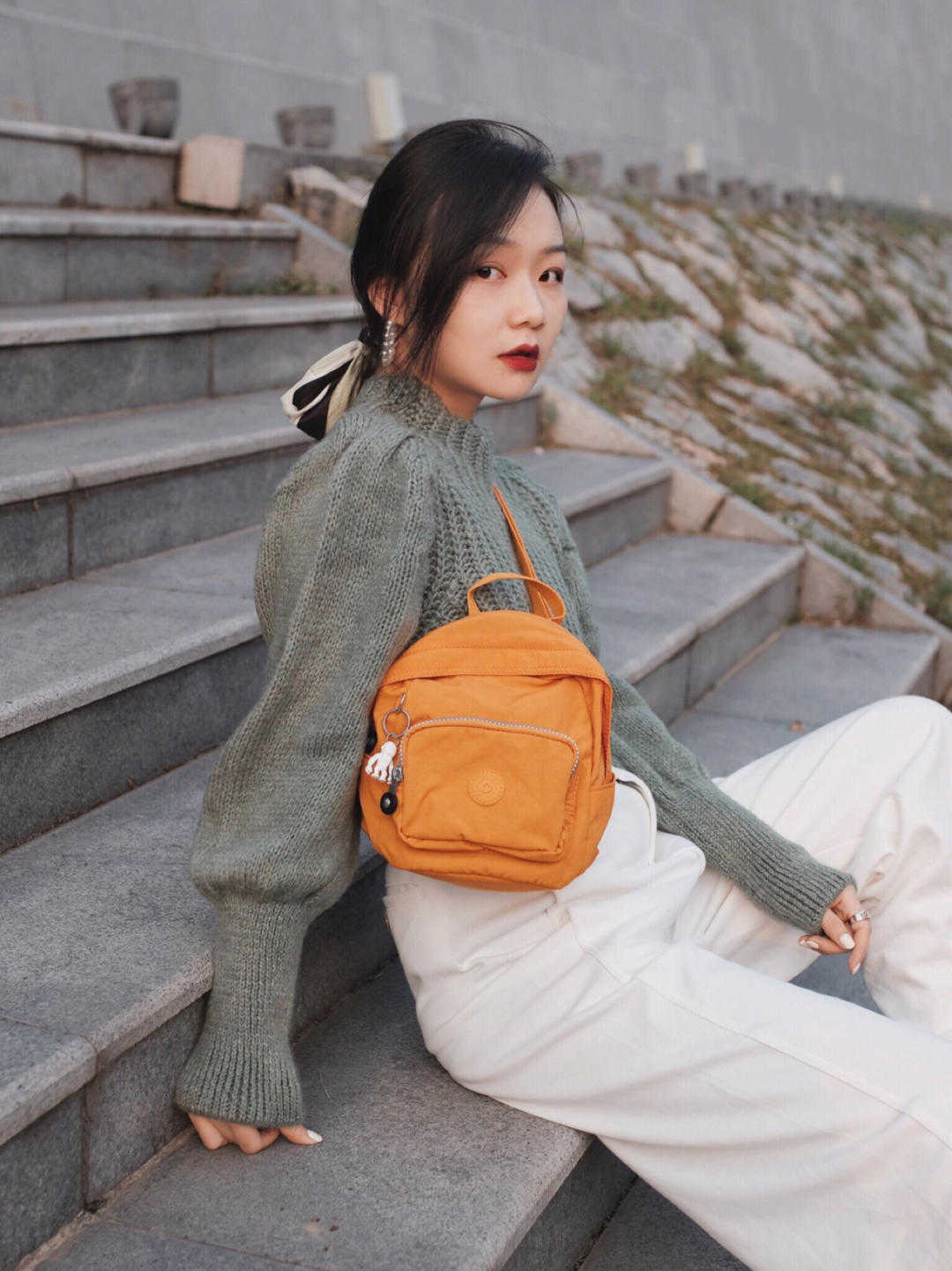 何有强|小个子女生入秋就这么穿,蓝色衬衫搭高腰裤又飒又美,显高又显瘦