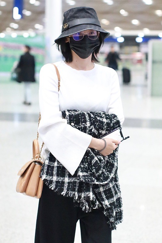 服饰|“郑恺老婆”苗苗真会穿，黑白小香风外套配阔腿裤，不露脸都很美