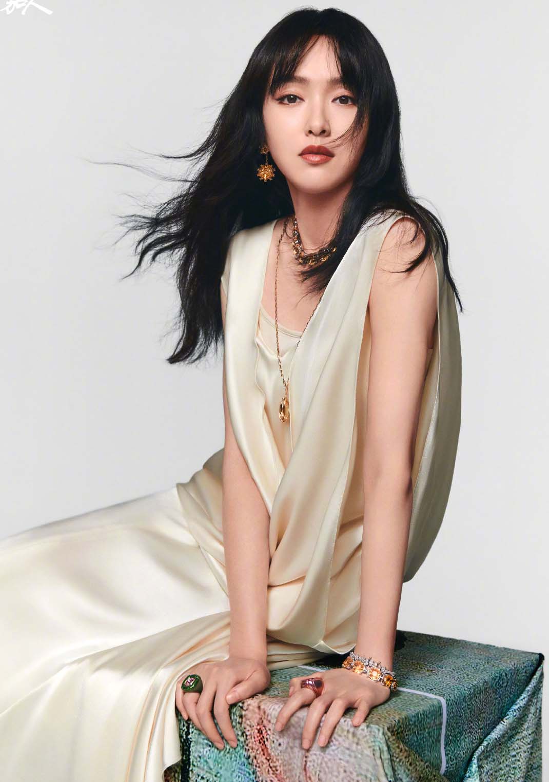 关之琳|唐嫣《嘉人》11月封面大片蕾丝裙勾勒出曼妙身段，美丽性感。