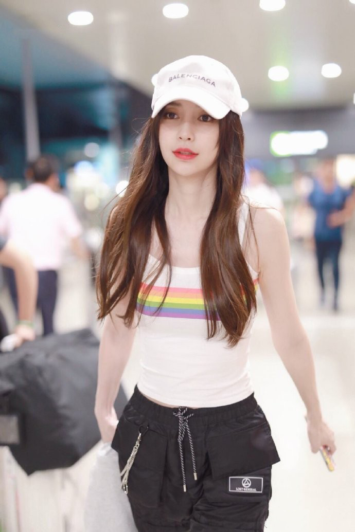 混搭时尚Anna|Angelababy婚后变得会搭了，穿159紧身吊带衫走机场，少女感十足