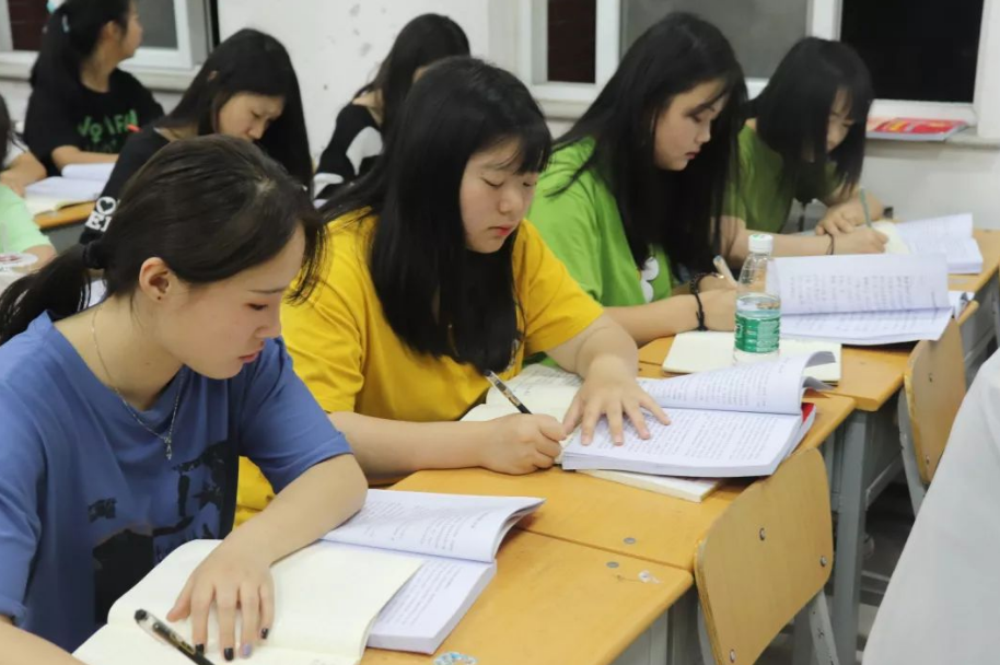 大树说教育|郑州老师自掏腰包，送12名660分考生7日游，网友留言羡慕的泪水