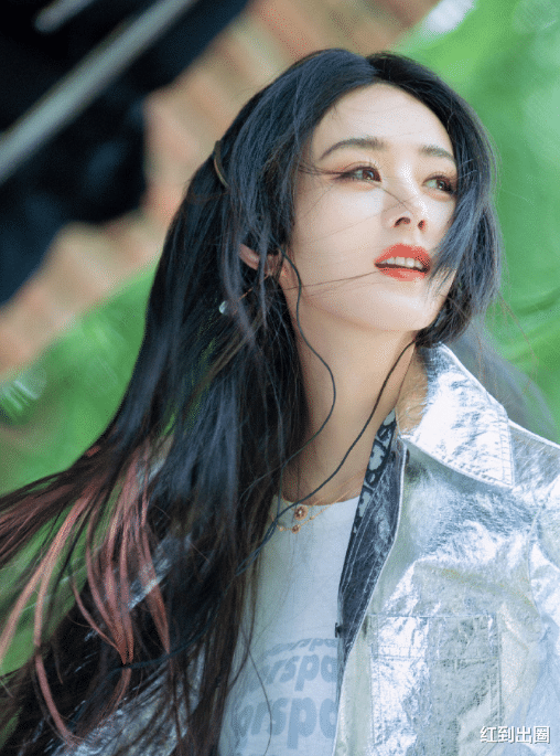 赵丽颖|赵丽颖结束工作后返京，穿黑色短裙双腿又细又直，露半截袜子超可爱