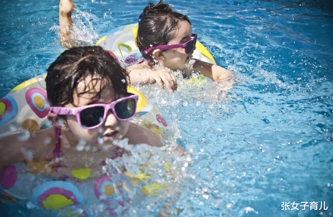 张女子育儿|“熊孩子”在5楼窗户上玩耍,这样的孩子估计只有容嬷嬷治得了吧