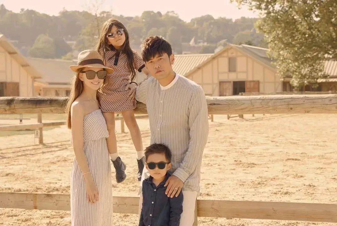 周杰伦|谢霆锋路边吃新年第一餐？眼睛小不是罪？周杰伦晒全家福？